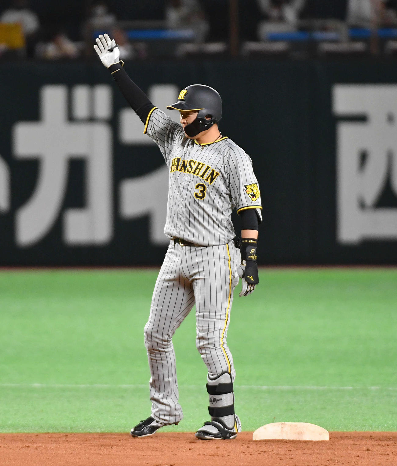 ソフトバンク対阪神　6回表阪神2死二、三塁、先制の2点適時二塁打を放ち、ベンチに向かって手を挙げる大山（撮影・岩下翔太）