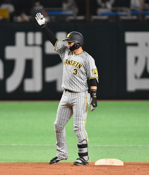 ソフトバンク対阪神　6回表阪神2死二、三塁、先制の2点適時二塁打を放ち、ベンチに向かって手を挙げる大山（撮影・岩下翔太）
