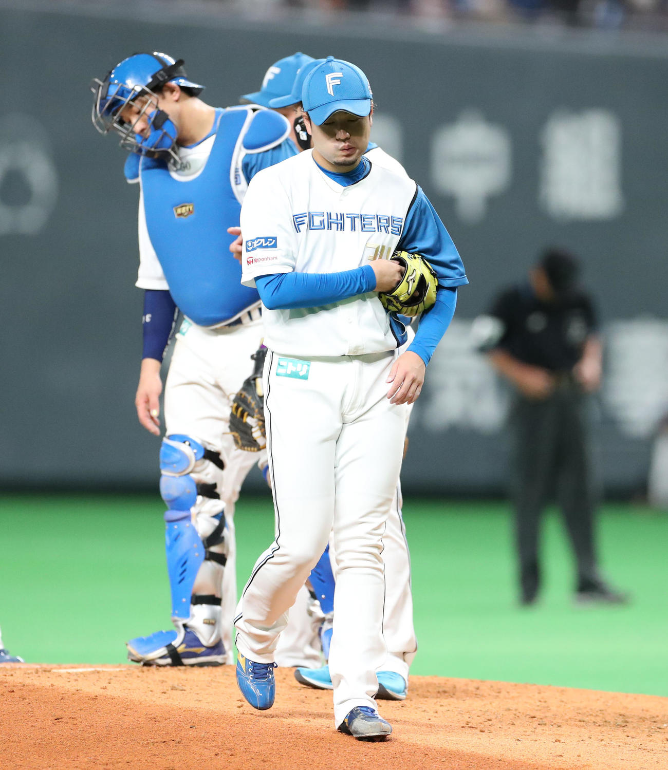 日本ハム対DeNA 7回表途中で降板する日本ハム堀（撮影・佐藤翔太）