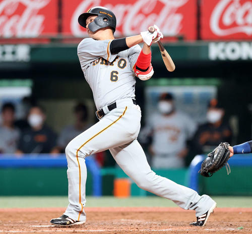 西武対巨人　5回表巨人無死一塁、坂本は中前打を放つ（撮影・浅見桂子）