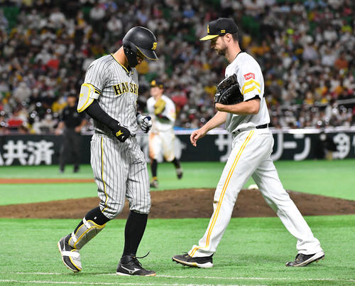 ソフトバンク対阪神　6回表阪神2死一塁、一ゴロに倒れて肩を落とす佐藤輝（左）、右はレイ（撮影・岩下翔太）
