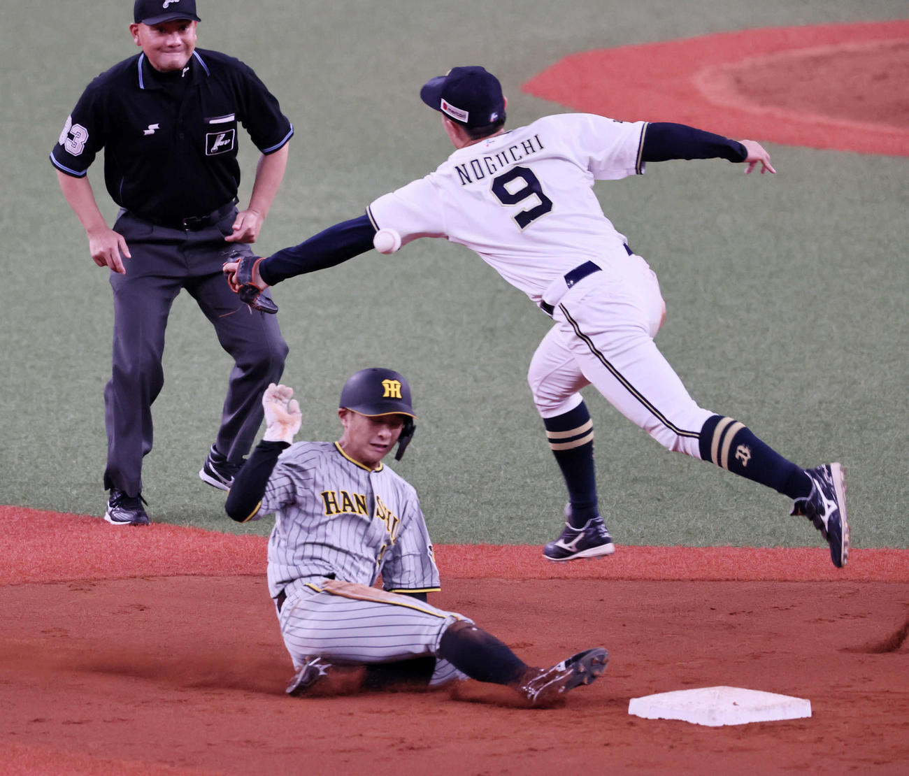 オリックス対阪神　11回表阪神1死一塁、一走熊谷は二盗に成功し、送球が乱れた間に一気に生還。野手野口（撮影・加藤哉）