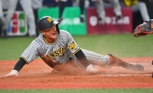 オリックス対阪神　11回表阪神1死一塁、盗塁を決め、相手守備が乱れる間に本塁生還する熊谷（撮影・和賀正仁）