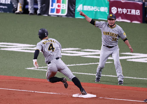 オリックス対阪神　11回表阪神1死一塁、二盗に成功した熊谷（左）は送球がそれた間に一気に三塁を回る。右は腕を回す藤本三塁ベースコーチ（撮影・加藤哉）