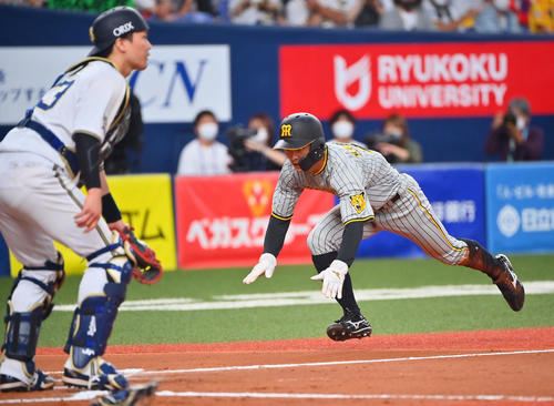 オリックス対阪神　11回表阪神1死一塁、盗塁を決め、相手守備が乱れる間に本塁生還する熊谷（撮影・和賀正仁）