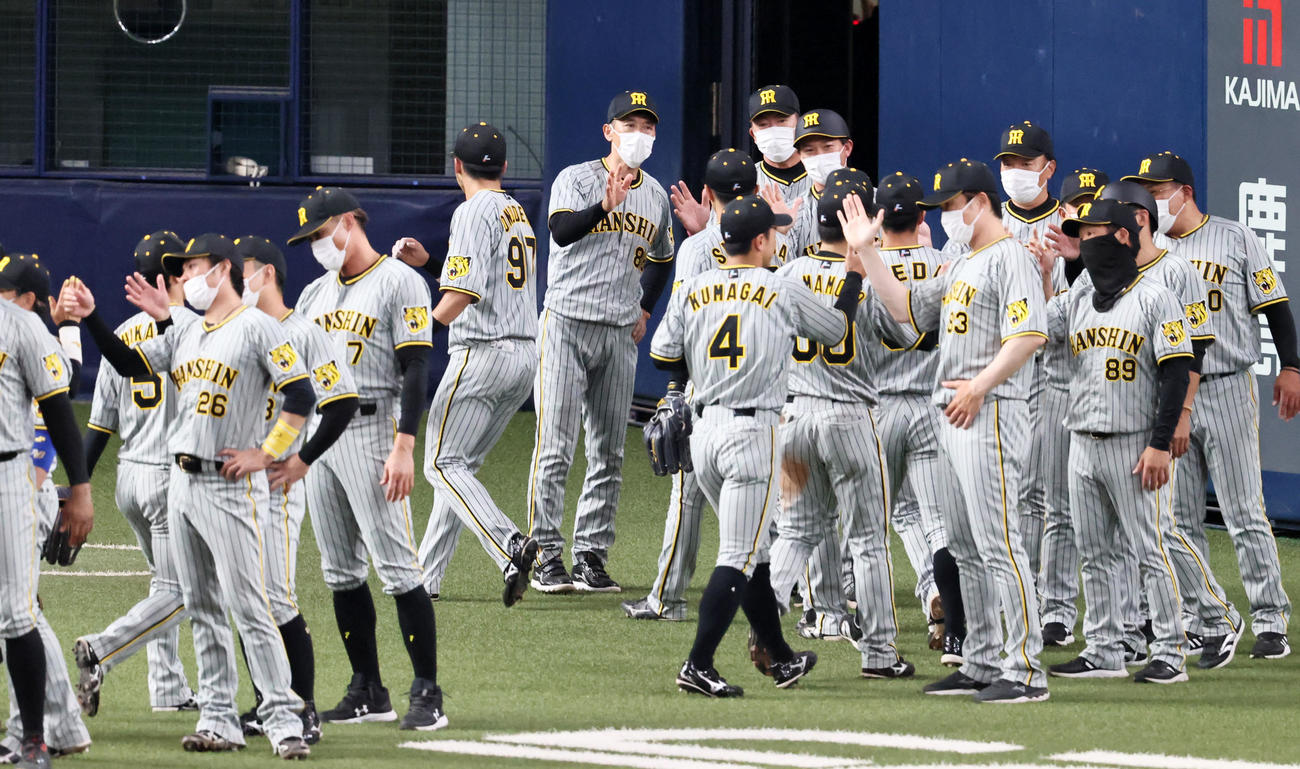 オリックス対阪神　オリックスに勝利しナインをタッチで迎える矢野監督（撮影・加藤哉）