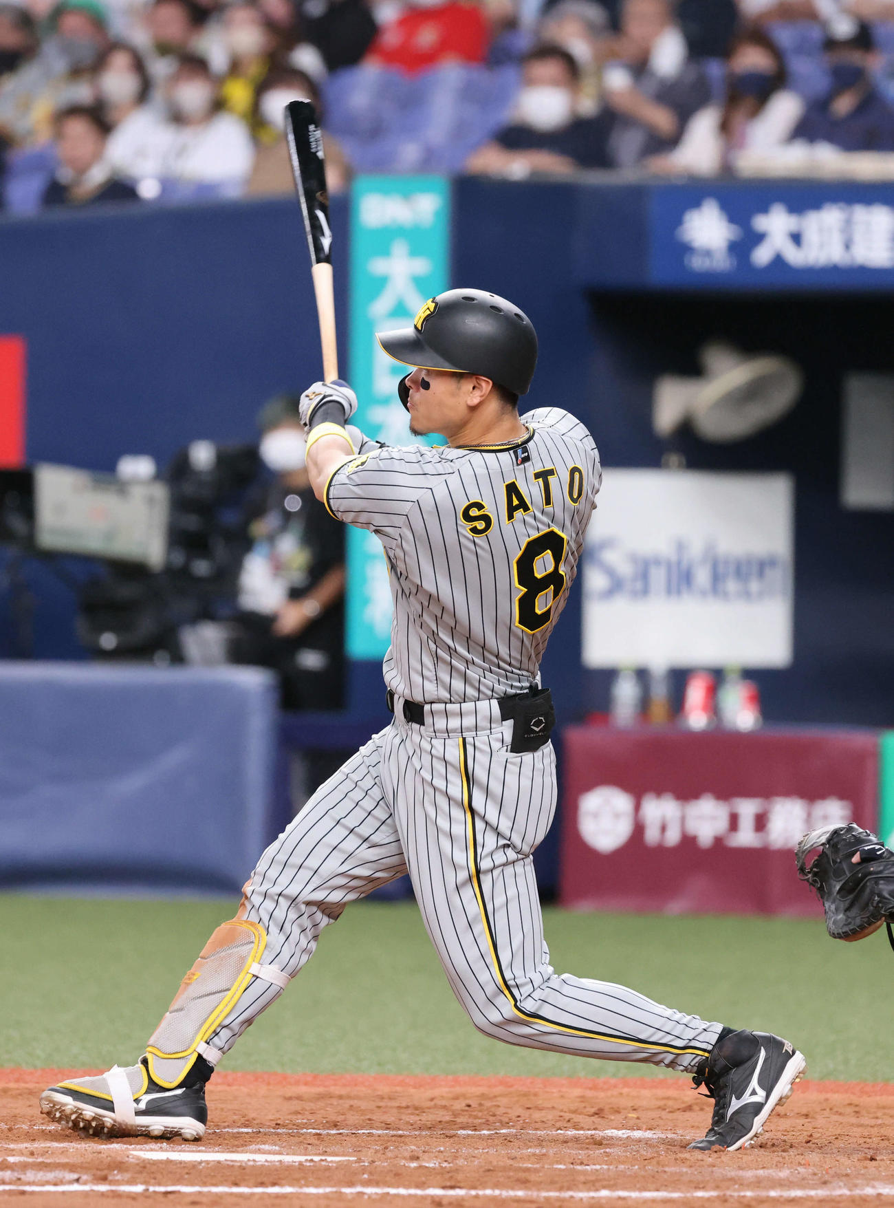 オリックス対阪神　9回表阪神1死一、二塁、佐藤輝は右越え3点本塁打を放つ（撮影・加藤孝規）
