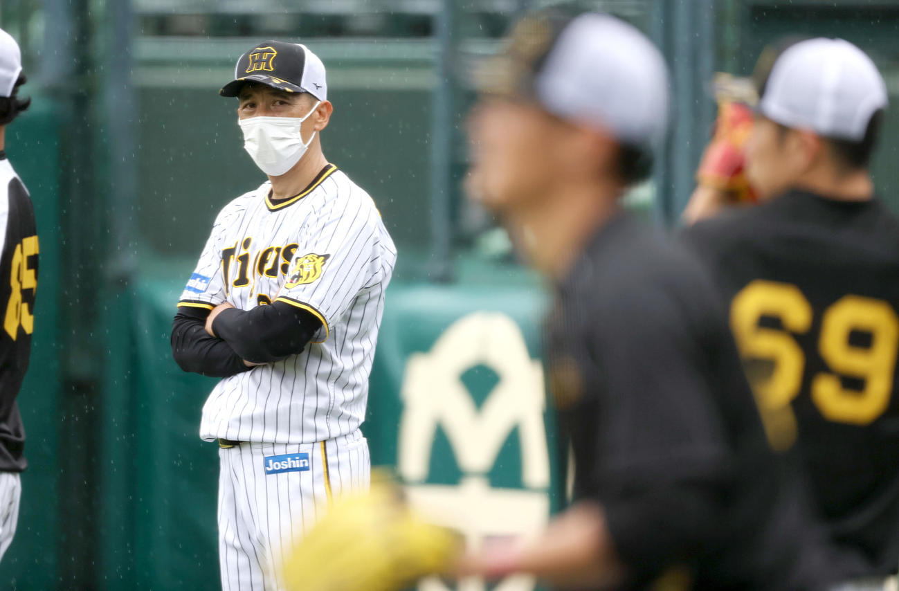 投手陣の練習を見守る阪神矢野監督（撮影・上山淳一）