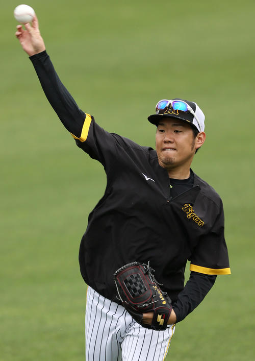 キャッチボールで汗を流す阪神西勇（撮影・上山淳一）
