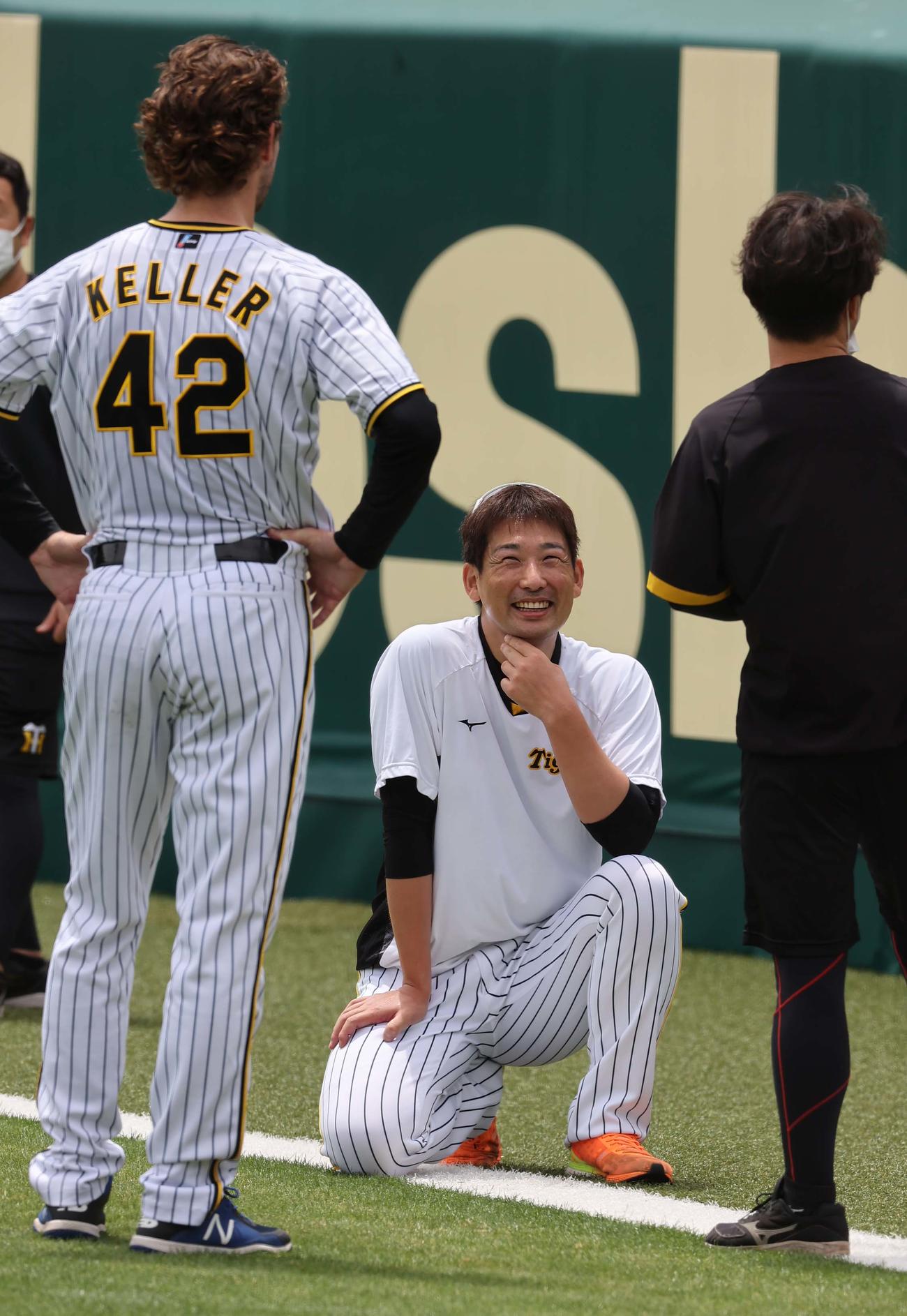 ケラー（左）と談笑する岩崎（撮影・上田博志）