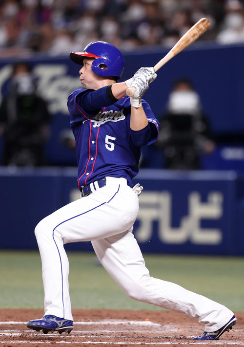 中日対巨人　8回裏中日2死二、三塁、2点適時打を放つ阿部（撮影・狩俣裕三）