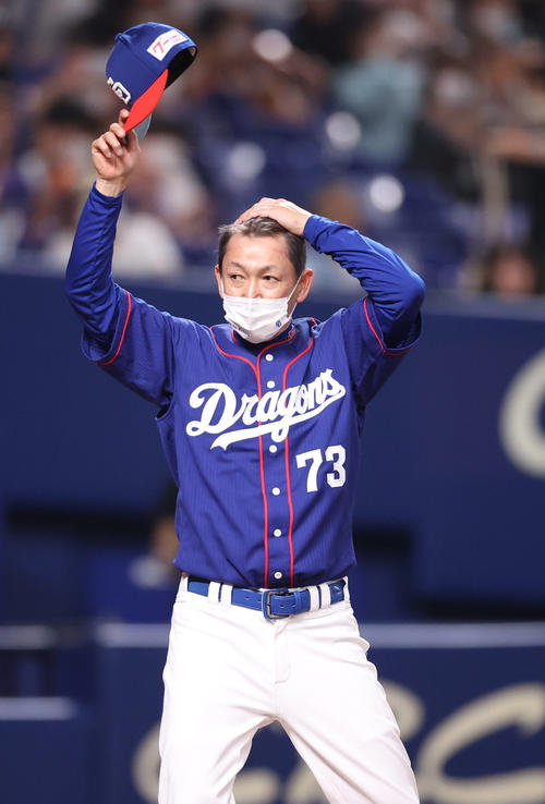 中日対巨人　試合後、ファンにあいさつする立浪監督（撮影・狩俣裕三）