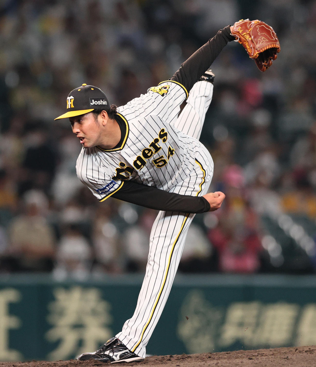 阪神対DeNA 7回表DeNA2死一塁、加治屋が登板する（撮影・上山淳一）