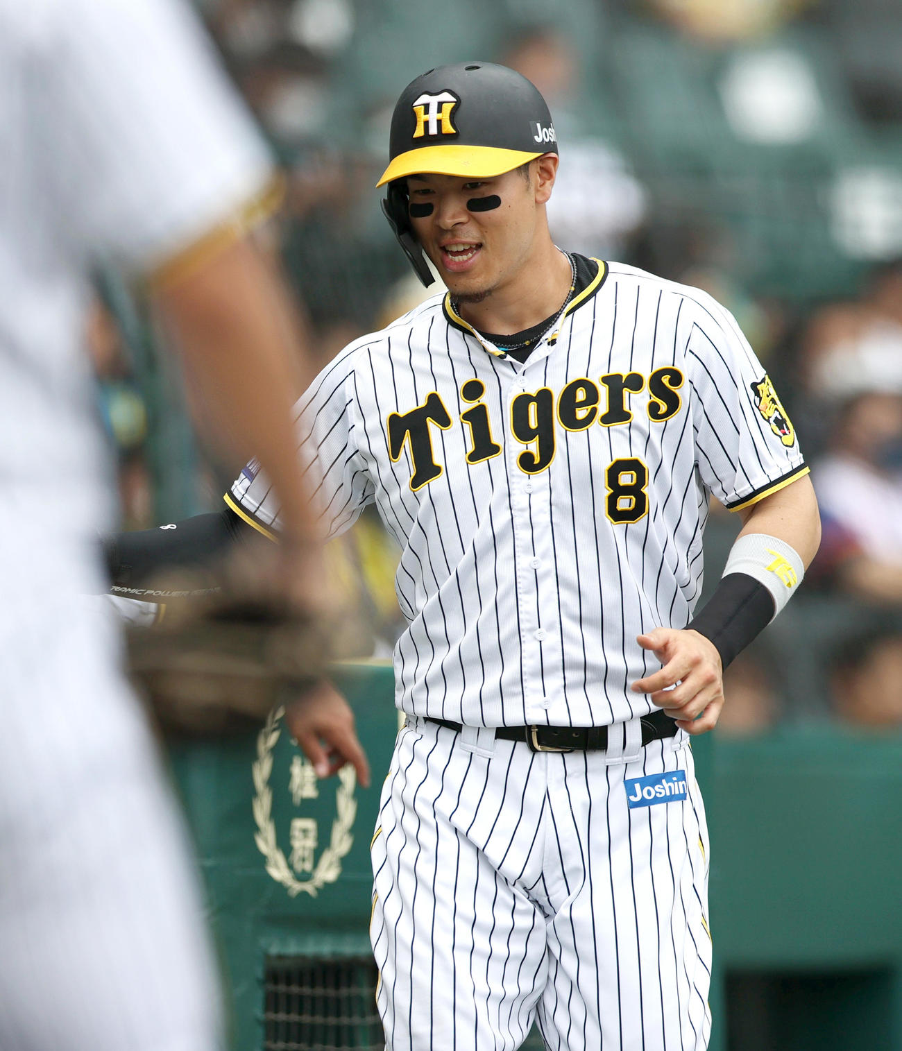 阪神対DeNA 1回裏、逆転の中越え2点適時二塁打を放った阪神佐藤輝は回を終えベンチの出迎えに笑顔を見せる（撮影・上山淳一）