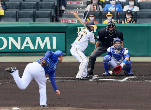 阪神対DeNA 1回裏阪神1死、中野は四球を選ぶ。投手は浜口（撮影・加藤哉）