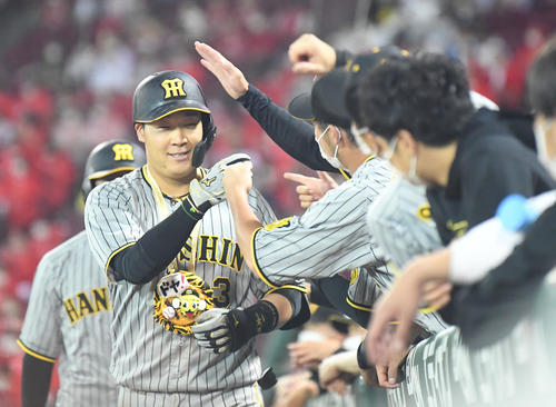 7回表1死一塁、大山は左越え2点本塁打を放ちナインの祝福に笑顔を見せる（撮影・前岡正明）