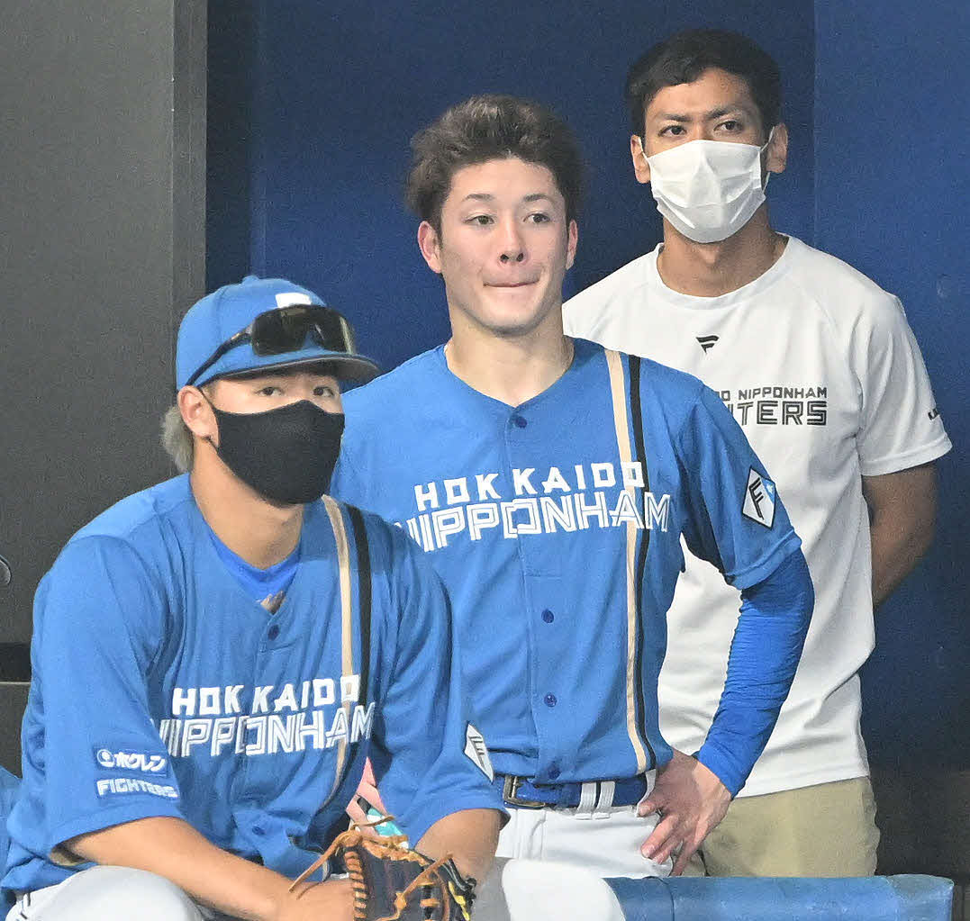 楽天対日本ハム　5回裏、交代しベンチで浮かない表情で戦況を見つめる日本ハム吉田（中央）（撮影・滝沢徹郎）
