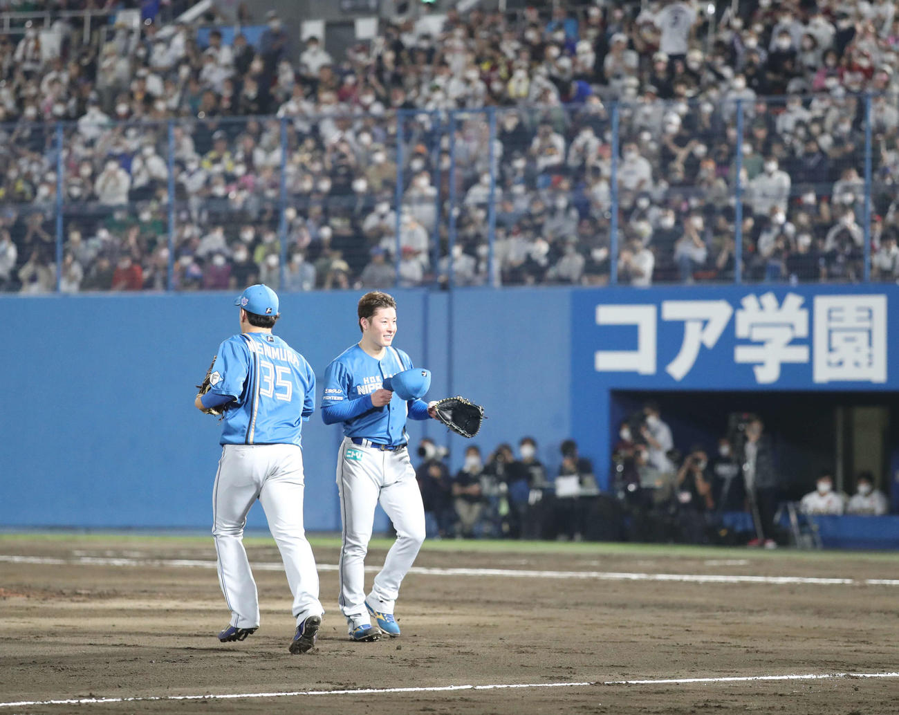 楽天対日本ハム　5回途中で降板する日本ハム吉田にスタンド応援席のファンから大きな拍手が送られる（撮影・佐藤翔太）