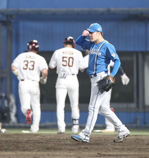 楽天対日本ハム　5回裏楽天1死二、三塁、太田に先制となる中前適時打を打たれる吉田（撮影・佐藤翔太）