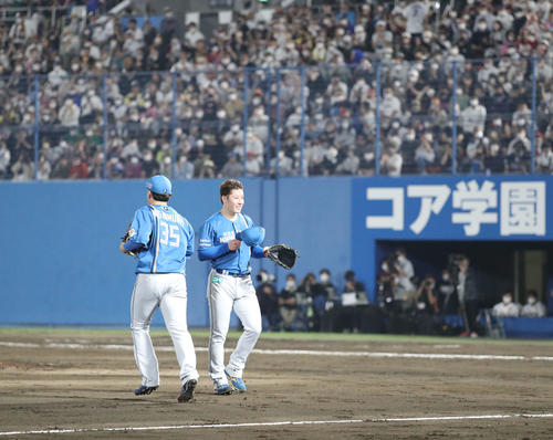 楽天対日本ハム　5回途中で降板する日本ハム吉田にスタンド応援席のファンから大きな拍手が送られる（撮影・佐藤翔太）