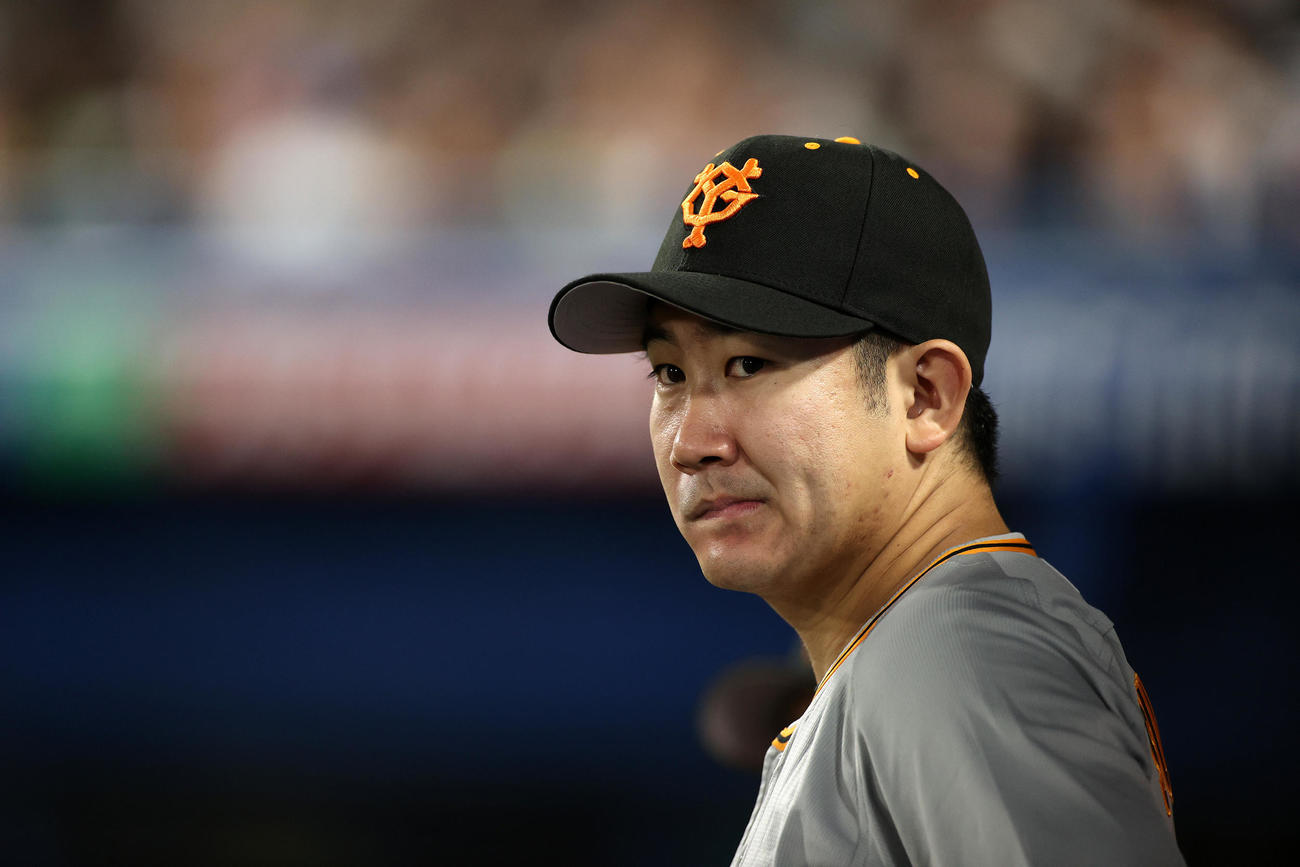 ヤクルト対巨人　6回裏、戦況を見つめる巨人菅野（撮影・鈴木正人）