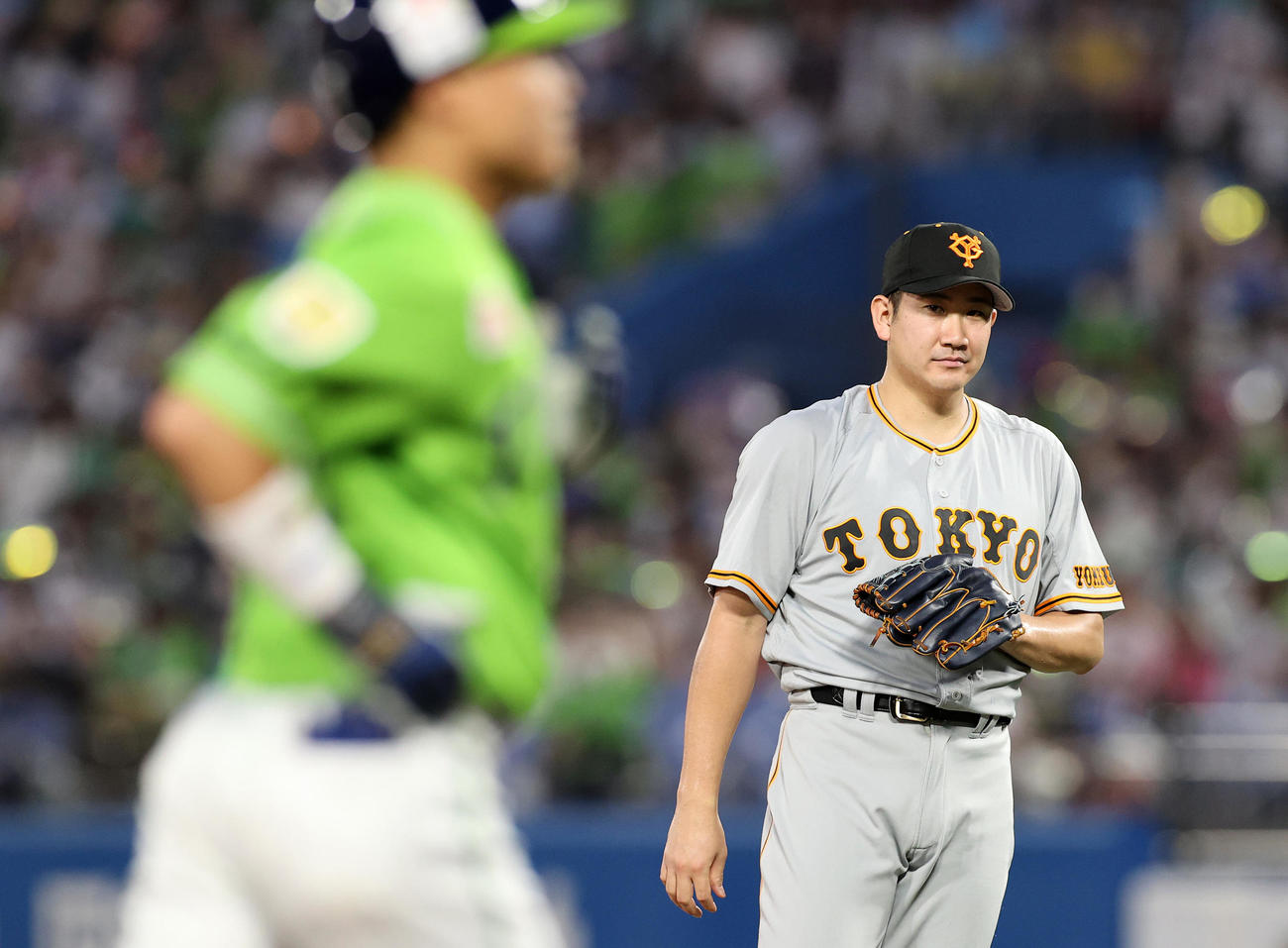 ヤクルト対巨人　3回裏ヤクルト2死一塁、左中間2点本塁打を放った中村（左）を見る巨人菅野（撮影・鈴木正人）