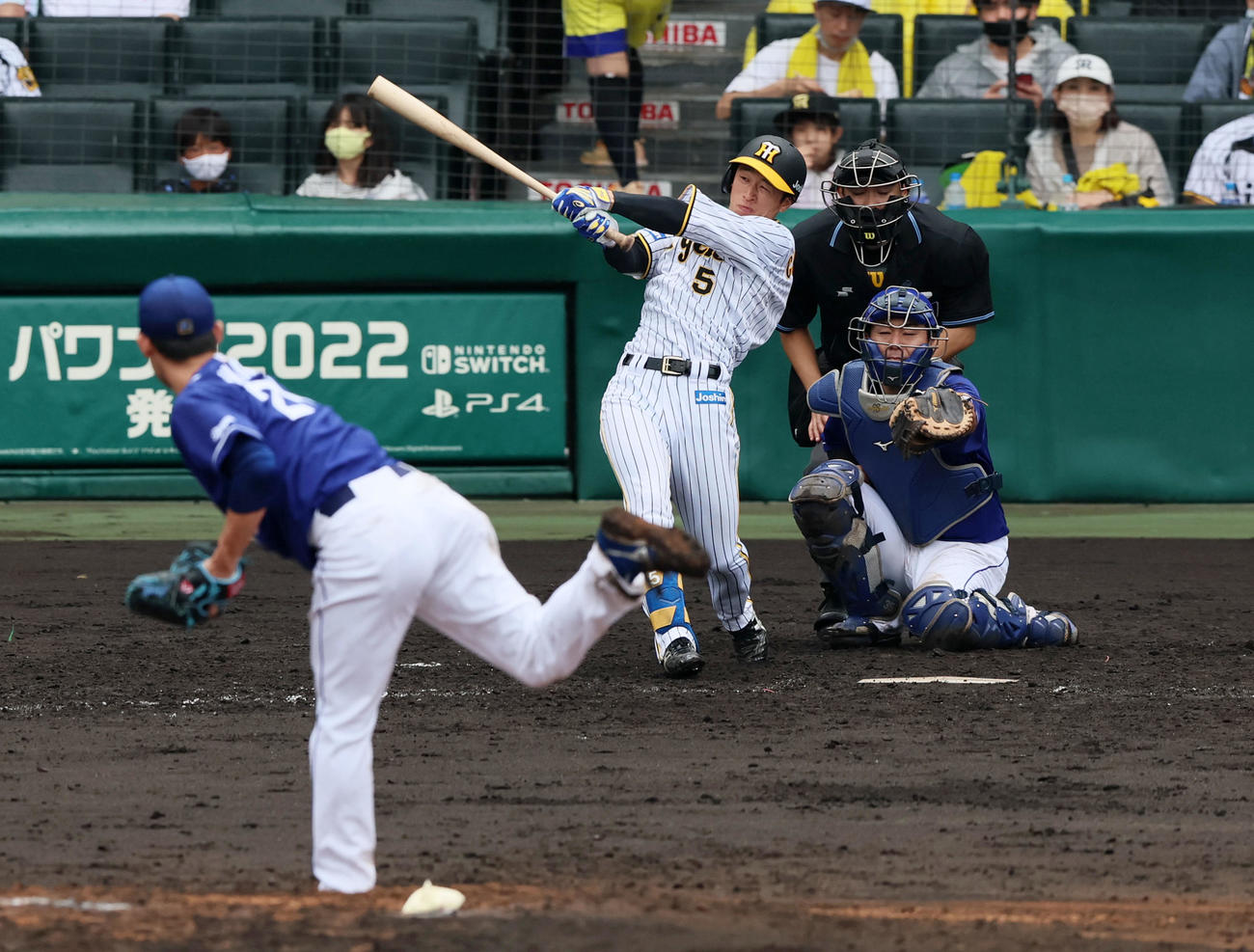 阪神対中日　4回裏阪神1死、近本は右へ二塁打を放つ。投手は福谷（撮影・加藤哉）