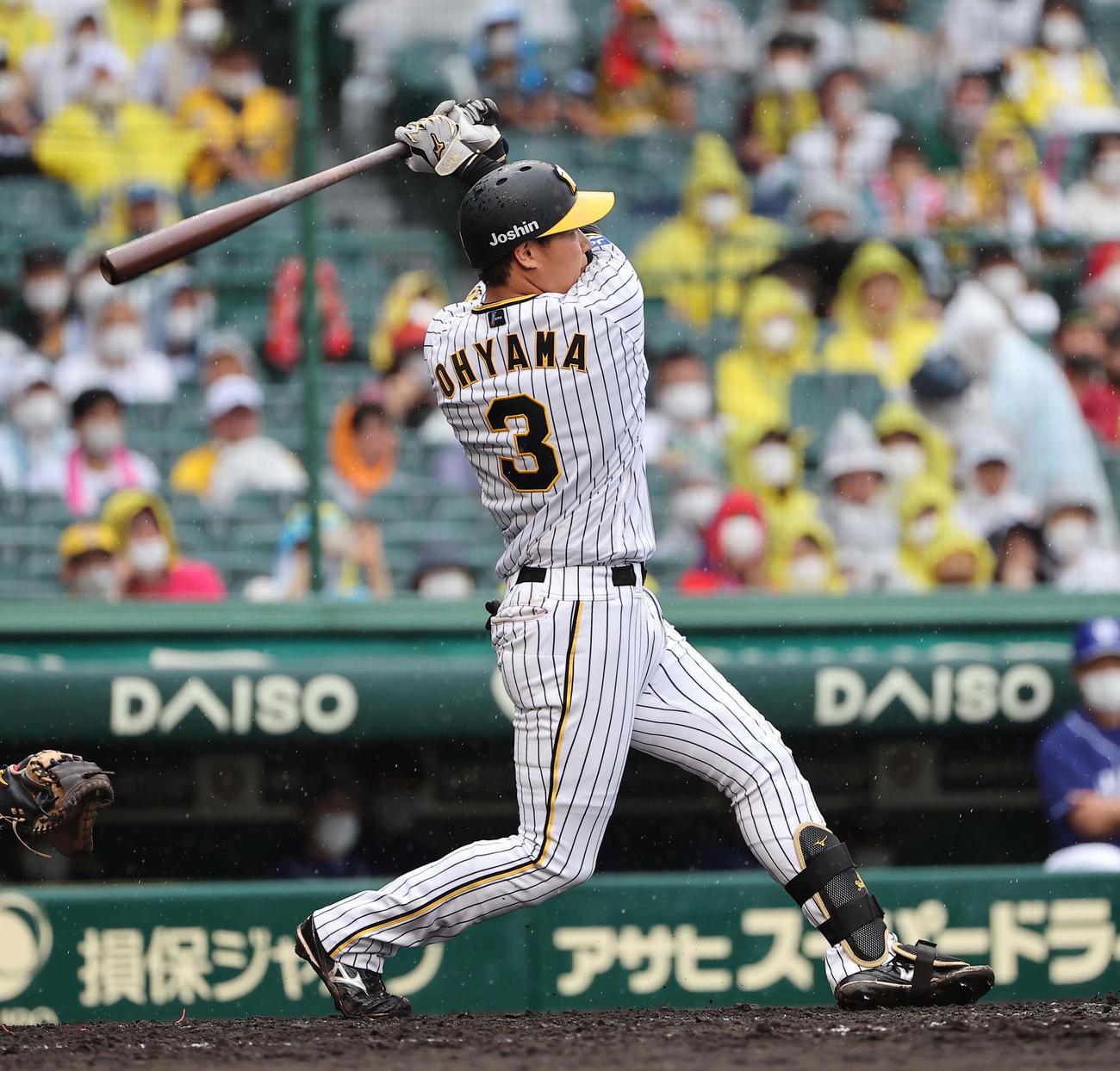 阪神対中日　2回裏阪神2死満塁、大山は左へ2点適時二塁打を放つ（撮影・上田博志）