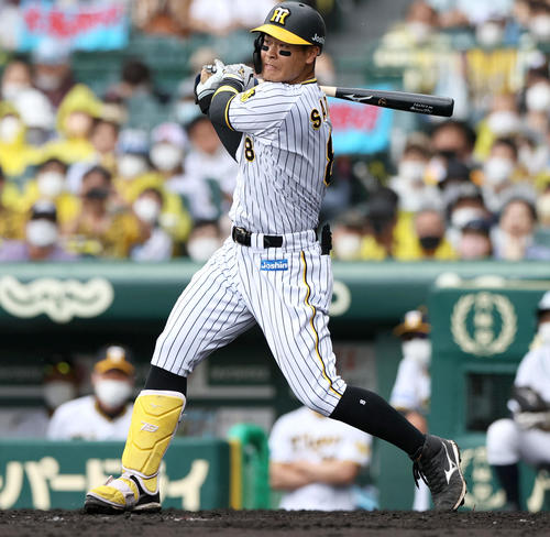 阪神対中日　4回裏阪神1死二塁、佐藤輝は左に適時二塁打を放つ（撮影・上山淳一）