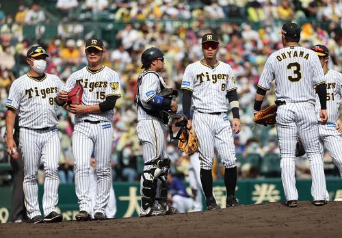 阪神対中日　西純（左から2人目）は5回途中で降板する（撮影・上田博志）