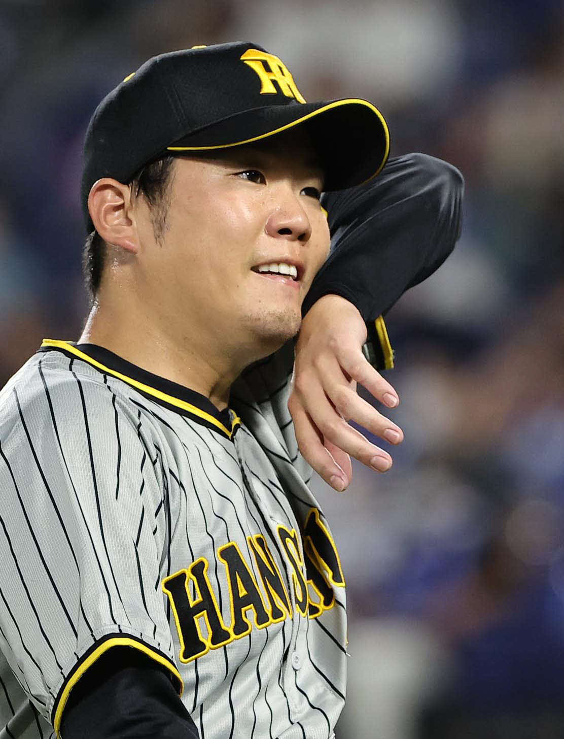 DeNA対阪神　5回、ソトに勝ち越し本塁打浴びた西勇は悔しそうな表情でベンチに引き揚げる（撮影・上田博志）