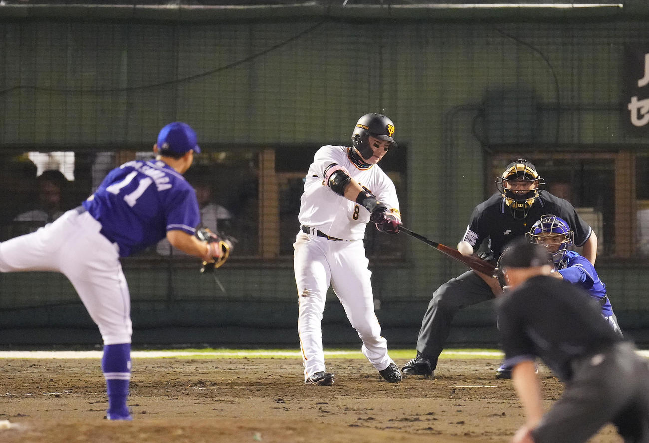 巨人対中日　5回裏巨人1死一塁、右越えに2点本塁打を放つ丸。投手小笠原（撮影・菅敏）