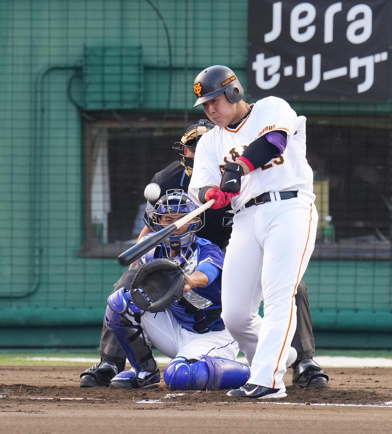 巨人対中日　1回裏巨人1死一、三塁、左犠飛を放つ岡本和（撮影・菅敏）