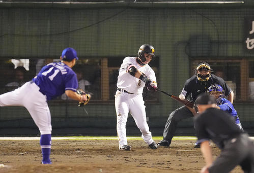 巨人対中日　5回裏巨人1死一塁、右越えに2点本塁打を放つ丸。投手小笠原（撮影・菅敏）