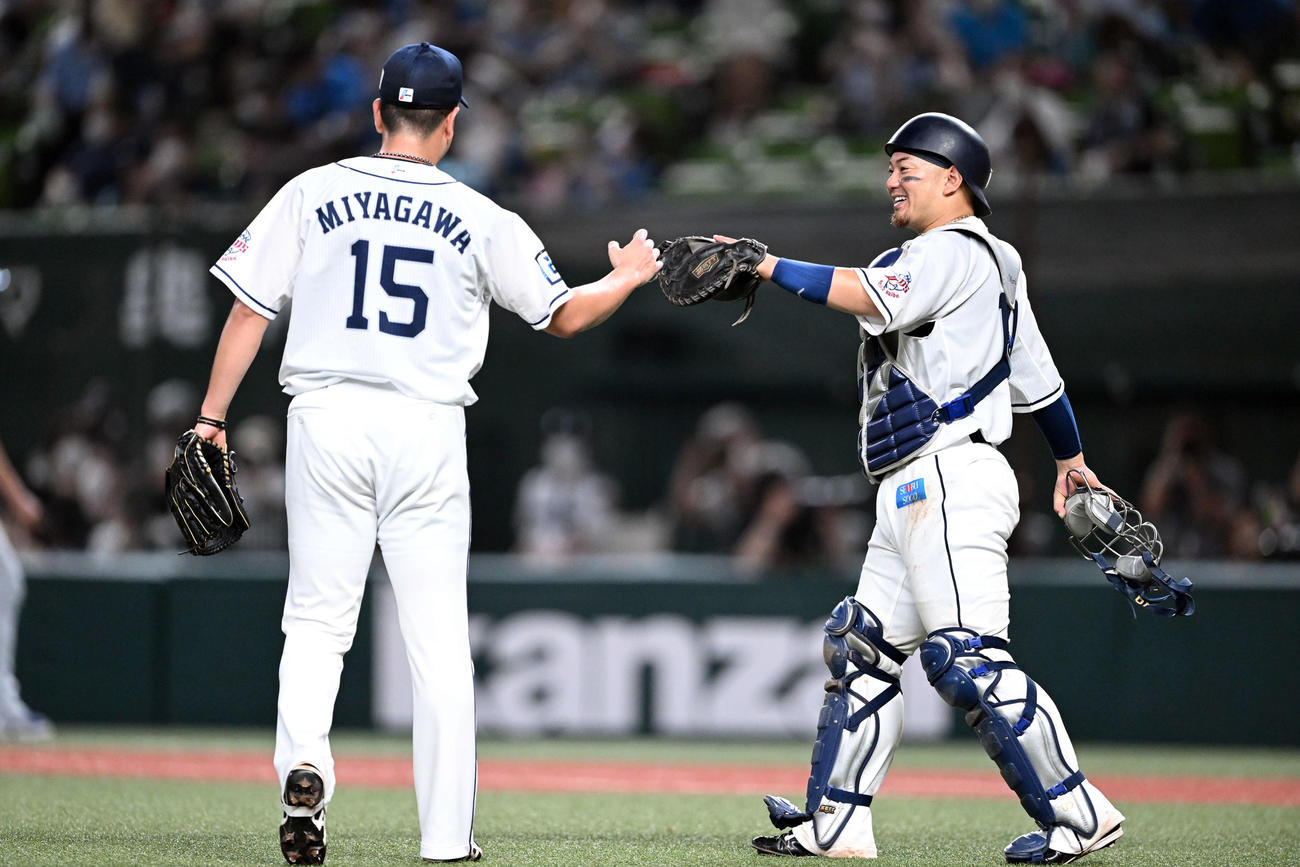 西武対日本ハム　試合に勝利し宮川（左）とタッチを交わす西武森（撮影・滝沢徹郎）