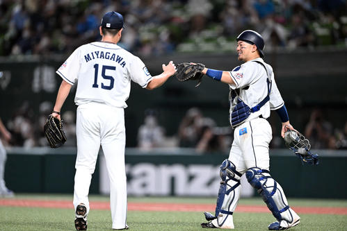 西武対日本ハム　試合に勝利し宮川（左）とタッチを交わす西武森（撮影・滝沢徹郎）