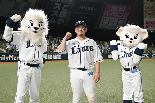 西武対日本ハム　試合後、ガッツポーズする西武森（撮影・滝沢徹郎）