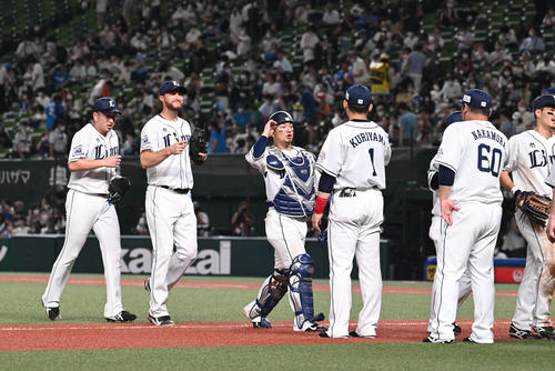 西武対日本ハム　試合に勝利しタッチを交わす森（左から3人目）ら西武の選手たち（撮影・滝沢徹郎）