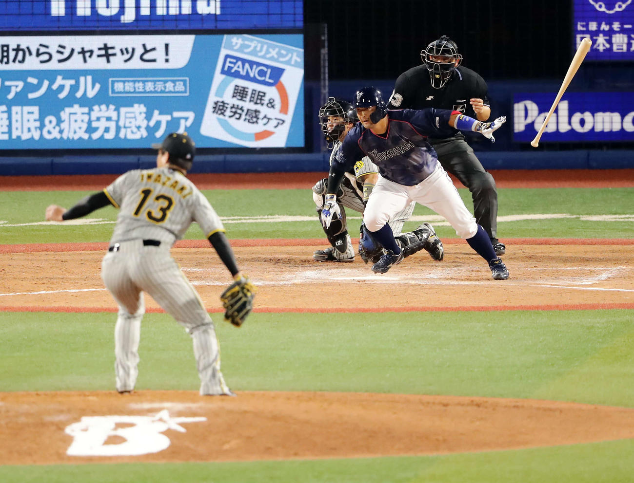 DeNA対阪神　9回裏DeNA2死一、二塁、嶺井は右前にサヨナラ適時打を放つ。投手岩崎（撮影・浅見桂子）