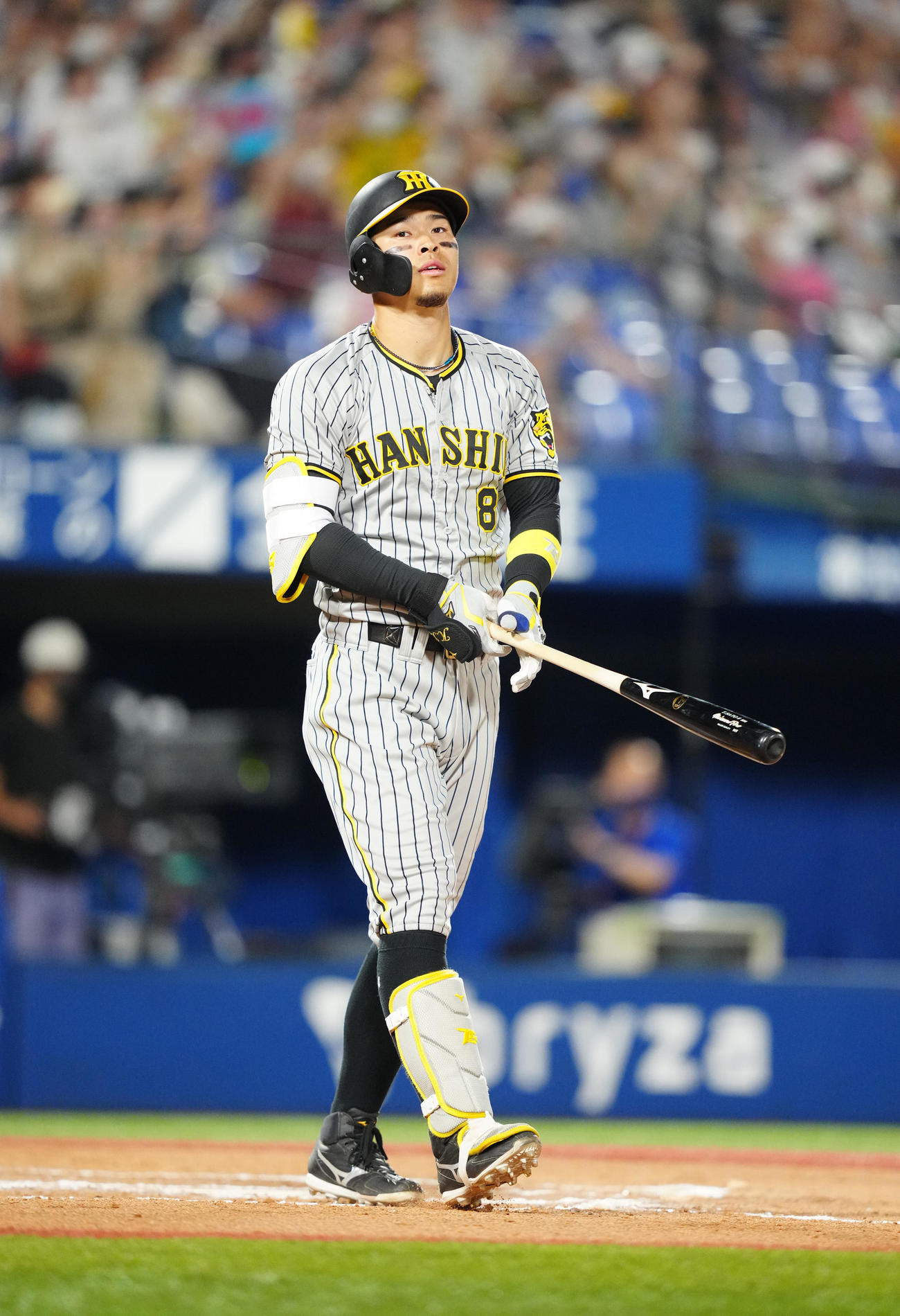 DeNA対阪神　7回表阪神2死、右越えに同点ソロ本塁打を放った佐藤輝（撮影・江口和貴）