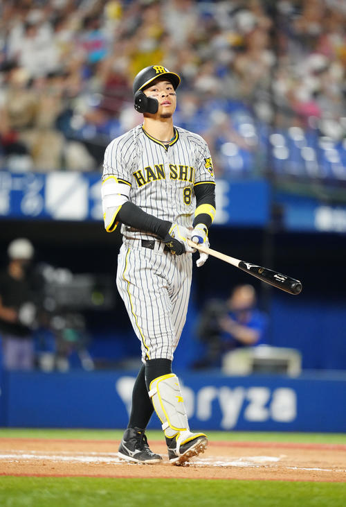 DeNA対阪神　7回表阪神2死、右越えに同点ソロ本塁打を放った佐藤輝（撮影・江口和貴）