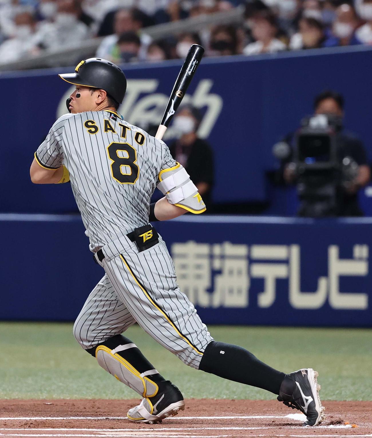 中日対阪神　6回表阪神無死、佐藤輝は遊ゴロに倒れる（撮影・上田博志）