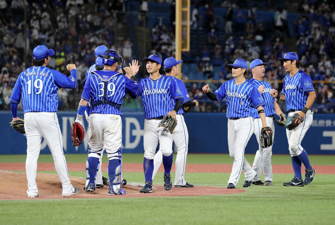 ヤクルト対DeNA　勝利しマウンドに集まるDeNAの選手たち（撮影・鈴木正人）