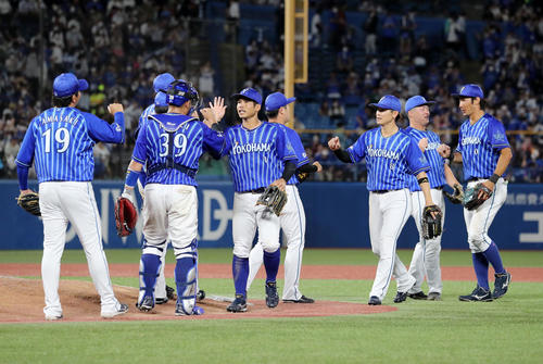 ヤクルト対DeNA　勝利しマウンドに集まるDeNAの選手たち（撮影・鈴木正人）