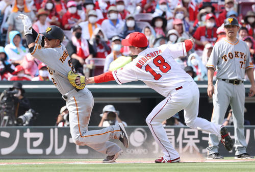 広島対巨人　6回表巨人1死三塁、丸の投前ゴロで飛び出した三走吉川尚（左）にタッチする森下（撮影・加藤孝規）