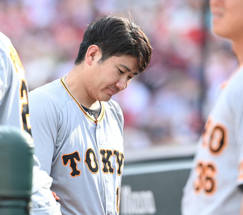 広島対巨人　7回無失点の好投も白星に結びつかず、肩を落とす巨人菅野（撮影・たえ見朱実）