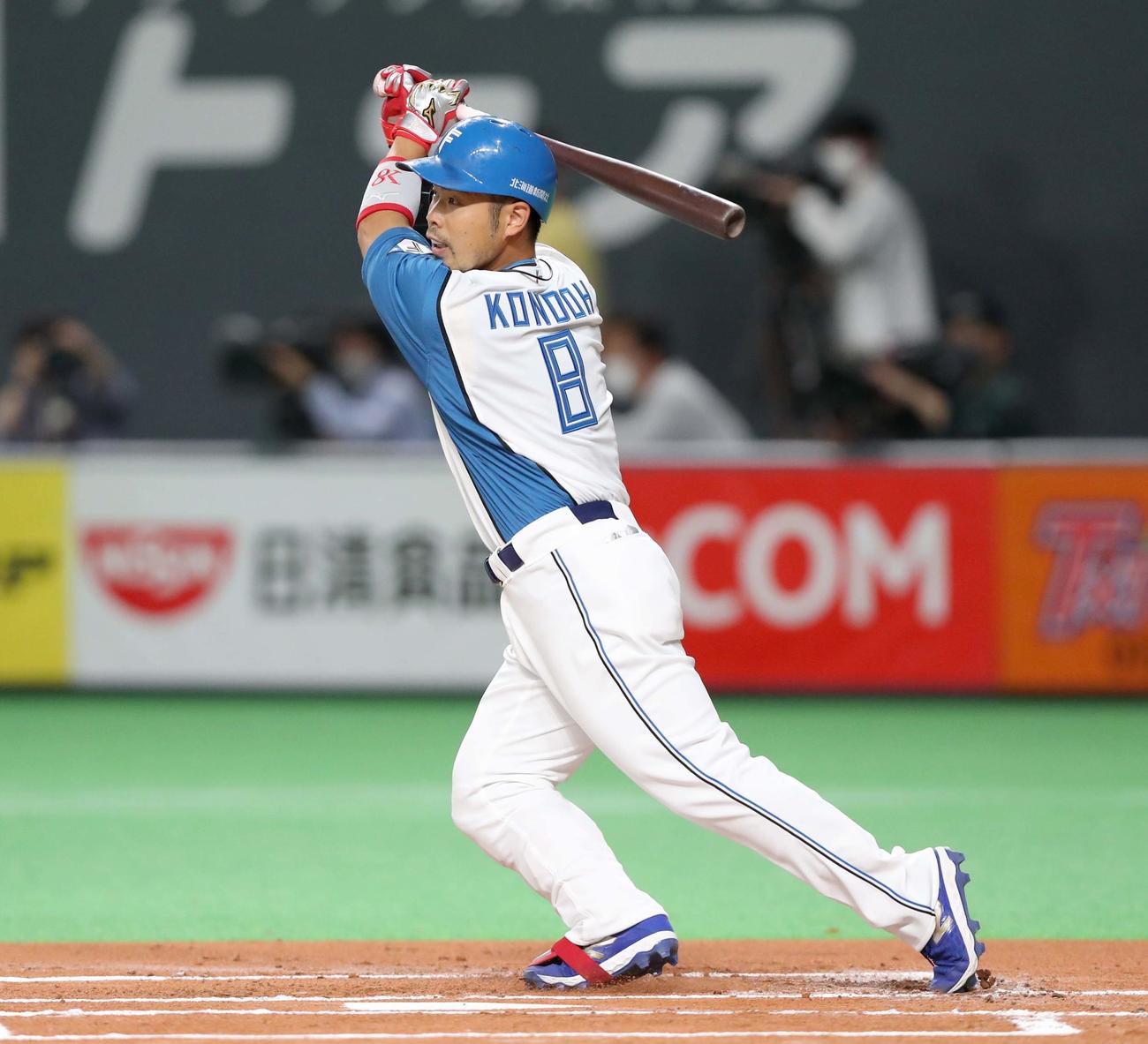 日本ハム対オリックス　1回裏日本ハム1死、中前打を放つ近藤（撮影・黒川智章）