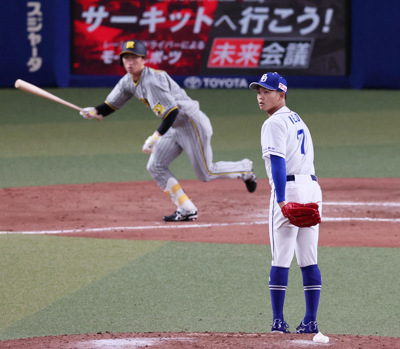 中日対阪神　8回表阪神無死、根尾は近本に右前打を浴びる（撮影・加藤哉）