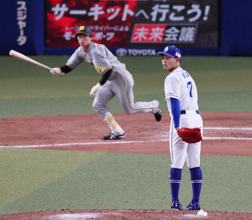 中日対阪神　8回表阪神無死、根尾は近本に右前打を浴びる（撮影・加藤哉）