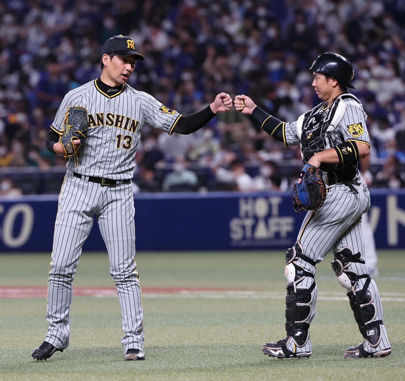 中日対阪神　中日に勝利し梅野（右）とグータッチする岩崎（撮影・上田博志）